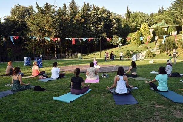 Beşiktaş Belediyesi, ‘Hareket et Beşiktaş’ sloganıyla yogaya davet ediyor