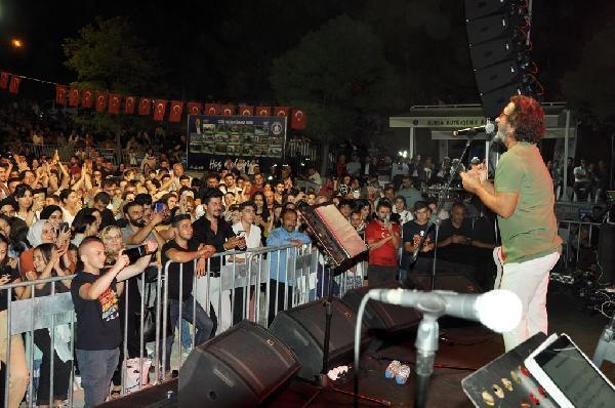 Fettah Can ile Nur Ertürk, Harmancık Festivali'nde sahne aldı