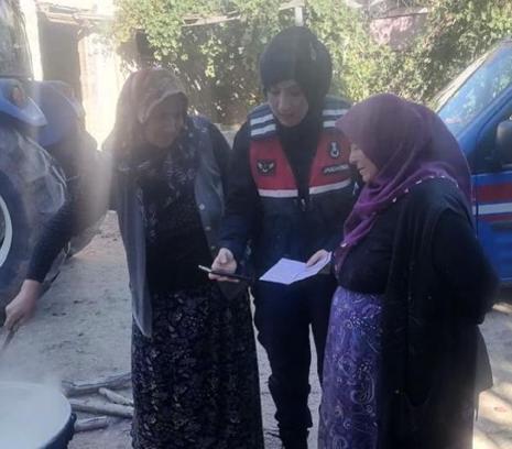 Jandarma, köy kadınlarına KADES'i tanıttı