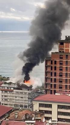 Of'ta 5 katlı binanın çatı katı alev alev yandı