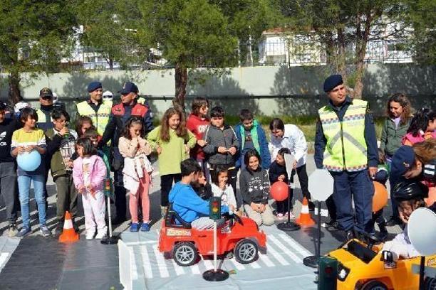 İzmir'de jandarmadan depremzede çocuklara trafik eğitimi