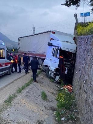 Yoldan çıkıp istinat duvarına çarpan TIR’ın sürücüsü yaralandı
