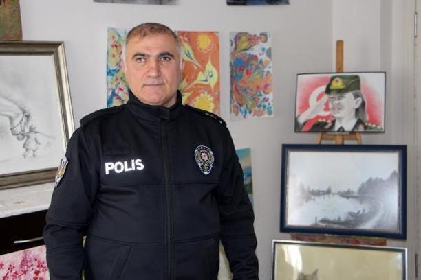 Polis memurunun resim ve bağlama merakı