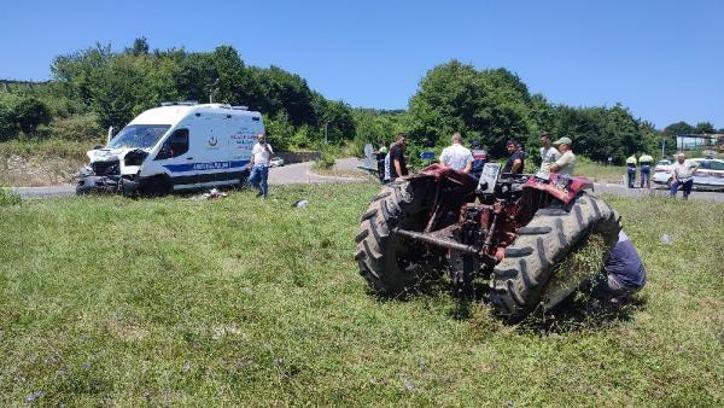 Hasta nakil ambulansının çarptığı traktörün sürücüsü ağır yaralandı