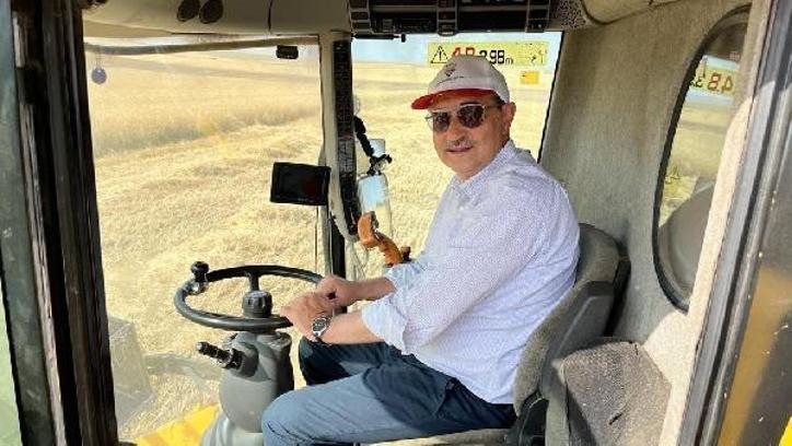 Eski Enerji ve Tabii Kaynaklar Bakanı Fatih Dönmez, buğday hasadına katıldı