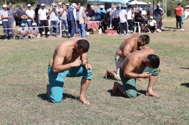 Gemerek'te 'Gilaburu Festivali Karakucak Güreşleri' düzenlendi