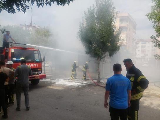 Şehir merkezinde alev alan trafoyu itfaiye söndürdü