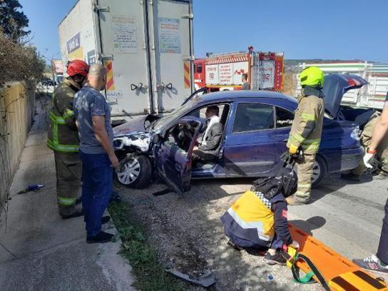 Erdek’te kamyonete çarpan otomobilin sürücüsü yaralandı