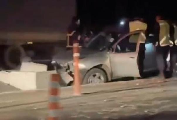 Otomobil beton logara çarptı, sürücü ve eşi yaralandı