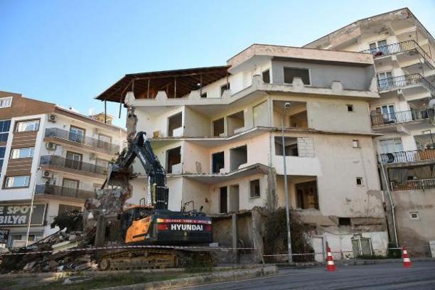 Kuşadası'nda hasarlı ve dayanıksız yapıların yıkım çalışmaları sürüyor