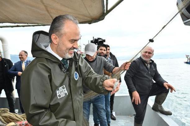 Balıkçılara tulum ve çizme dağıtan Büyükşehir Belediye Başkanı Aktaş, ağlardan balık topladı