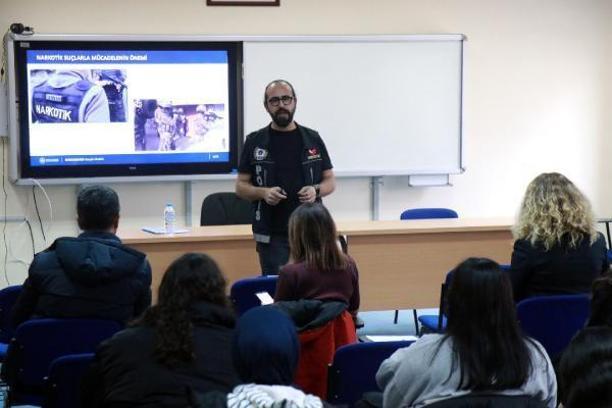 Edirne'de polisten üniversite öğrencilerine 'bağımlılıkla mücadele' eğitimi