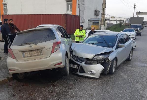 Bursa'da, iki otomobil kaza yaptı: 1 yaralı
