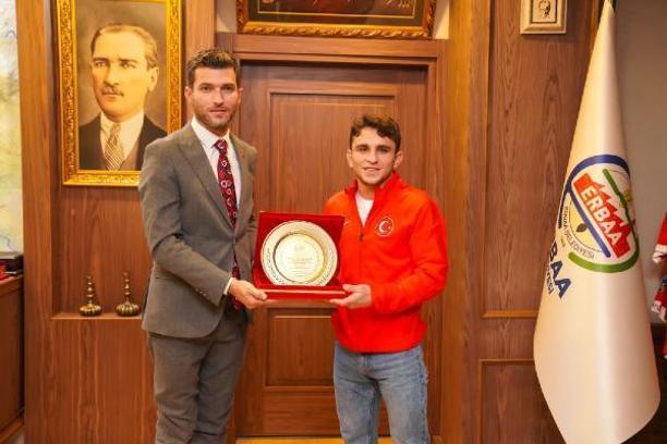 Başkan Karagöl başarılı sporcuyu tebrik etti