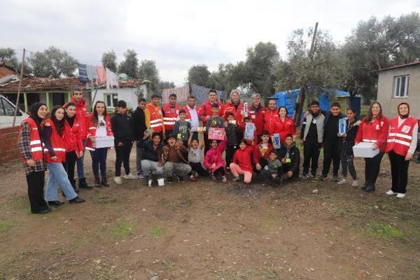 Türk Kızılay'dan Bayındır'da ihtiyaç sahibi ailelerin çocuklarına kışlık bot ve kıyafet yardımı