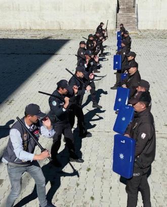 Bekçi ve polise 'cop' kullanma eğitimi