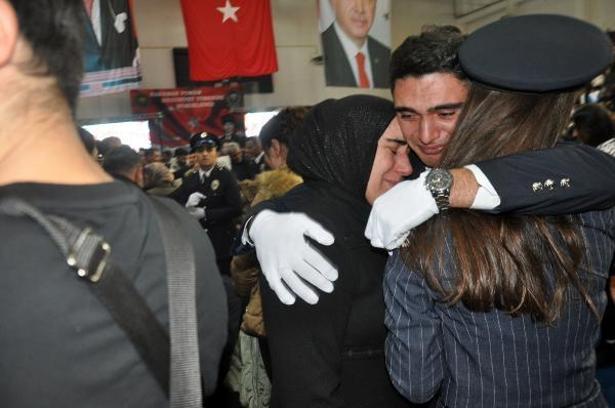 Yemin töreninde polis adayları da, aileleri de gözyaşlarını tutamadı