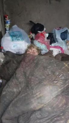 Çöp dolu barakada yaşayan kadın, huzurevine yerleştirildi