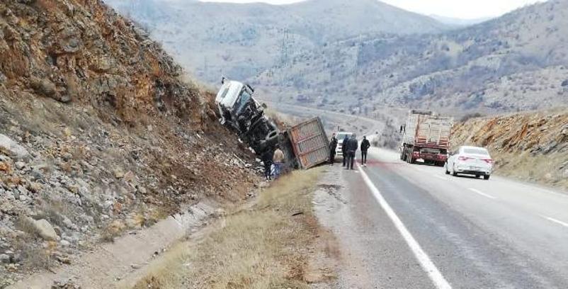 Kayseri'de kamyon şarampole devrildi: 1 yaralı