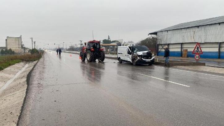 Balıkesir'de kamyonet ile TIR çarpıştı: 1 yaralı