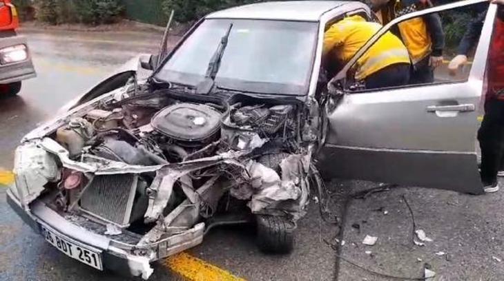 Kazada otomobilde sıkışan sürücüyü itfaiye kurtardı