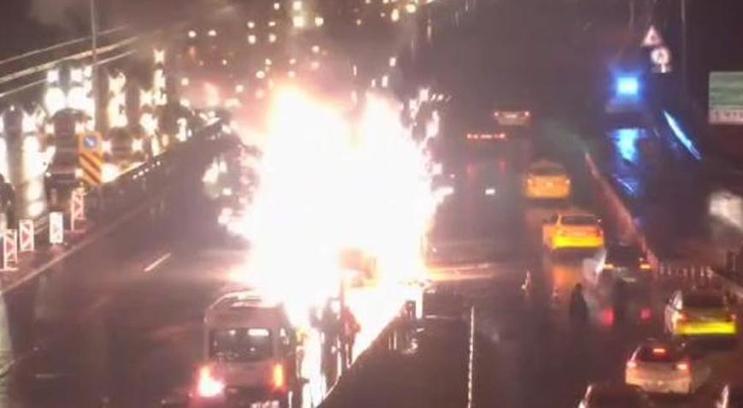 15 Temmuz Şehitler Köprüsü'nde otomobil yandı! Ara ara patlamalar oldu! Yoğun trafik oluştu