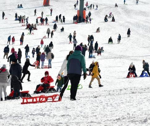 Ladik beyaza büründü; tatilciler kayak merkezini doldurdu