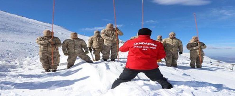 JAK timlerinden kayak merkezinde jandarma personeline eğitim
