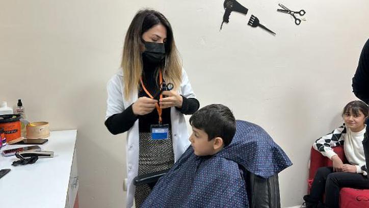 Başarılı öğrencilerin saç kesimi ve bakımı yapılıyor