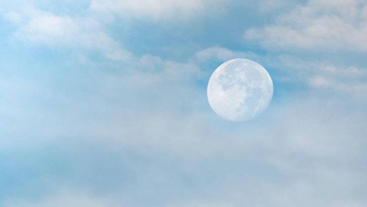Ay gündüz vakti neden gökyüzünde görünür?