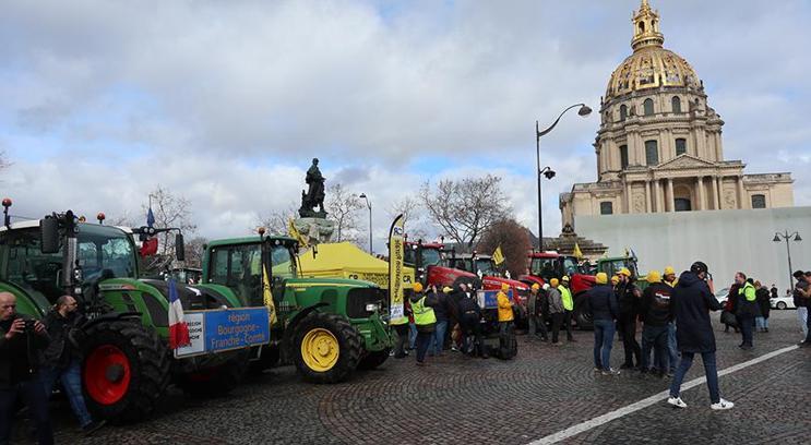 Avrupa'da çiftçi eylemleri hız kesmiyor! Yolu kapattılar