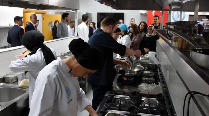 Gastronomi Şefi Yunus Emre Akkor, Bitlis'te öğrencilerle yemek yaptı