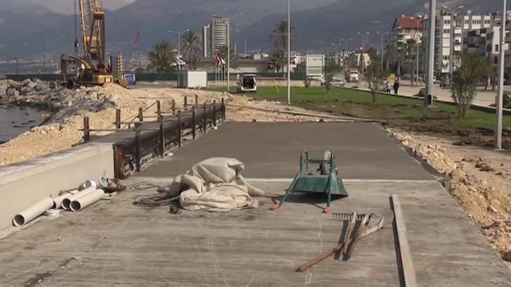 Depremde çöken İskenderun sahilinde beton çalışmasına geçildi