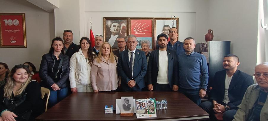 CHP Foça ilçe başkanlığına atanan Günal Biçer ve yönetim kurulu göreve başladı