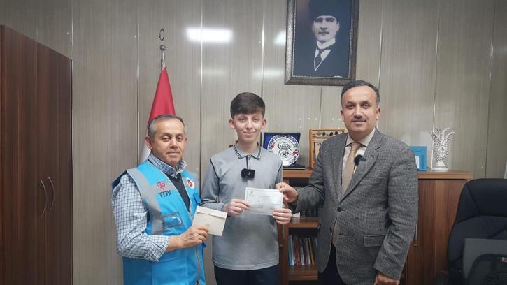 Ortaokul öğrencisi, şiir yarışmasından kazandığı para ödülünü Gazze’ye bağışladı