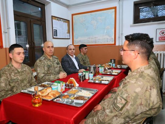Vali Ünsal, sınırda askerlerle iftar yaptı