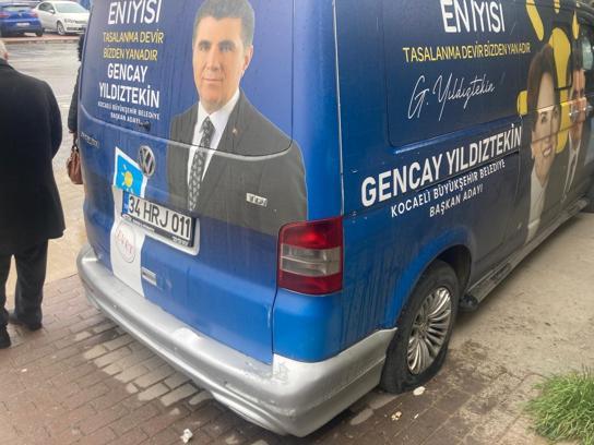 İYİ Parti adayının seçim minibüsünün lastiklerini kesen 2 şüpheli yakalandı
