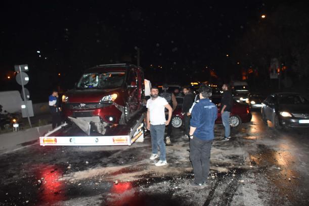İzmir'de iki otomobil çarpıştı: 3 yaralı