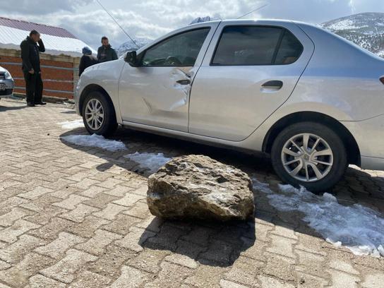 Yamaçtan kopan kayalar sokağa düştü; otomobil hasar gördü