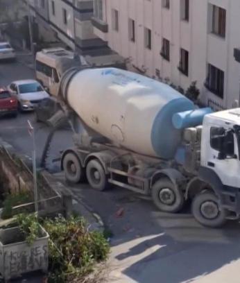 Maltepe'de beton mikseri yola beton döktü