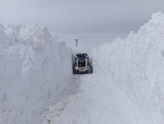 Yüksekova'da üs bölgesi yolunda 5 metre karla mücadele