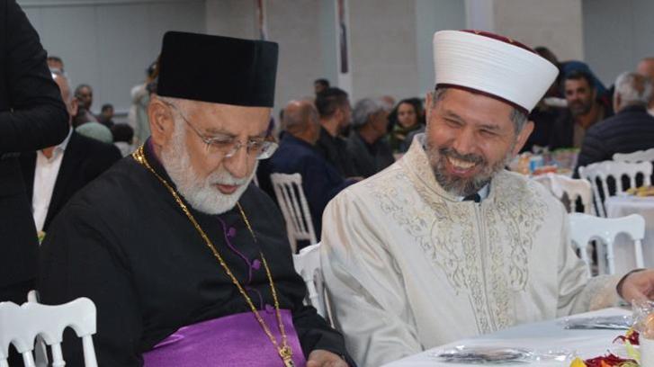 Mardin'de farklı dinlerin temsilcileri iftar sofrasında buluştu! ' Bu iftar kardeşliğimizin iftihar tablosudur'