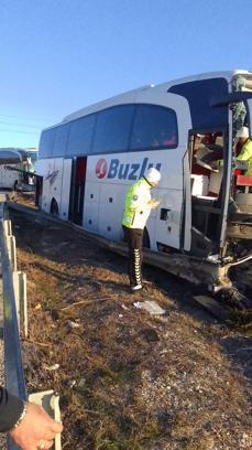 Bariyerlere çarpan otobüsteki 14 yolcu yaralandı