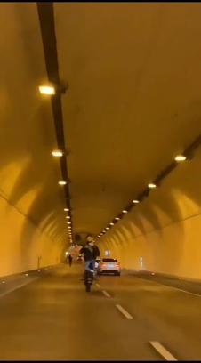 Sarıyer’de motosikletinin tehlikeli yolculuğu