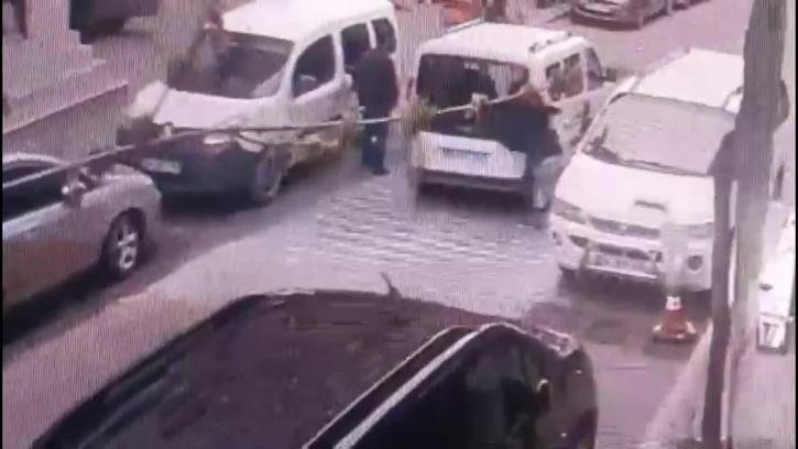 İstanbul - Küçükçekmece'de skuter hafif ticari araca çarptı