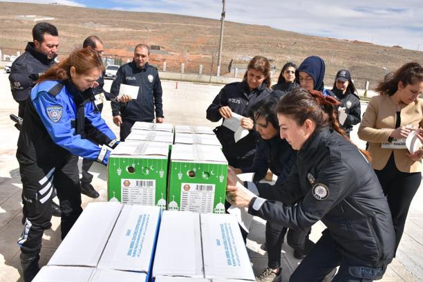 Kırşehir'de polis ekiplerinden muhtaç ailelere gıda yardımı