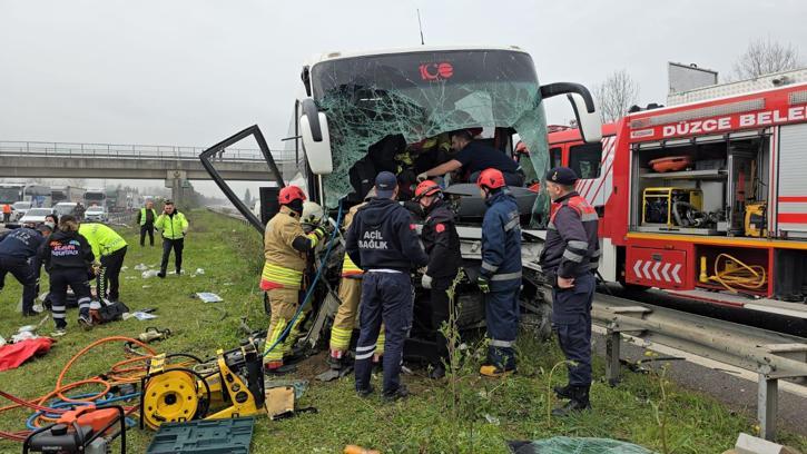 Düzce'de yolcu otobüsü, bariyerlere çarptı; 17 yaralı