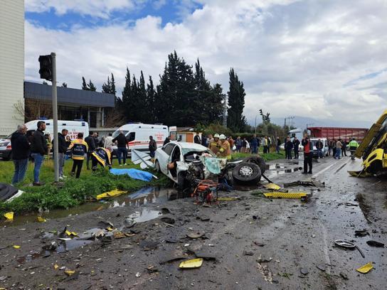 Hatay'daki kazada ölen aynı aileden 6 kişi yan yana toprağa verildi