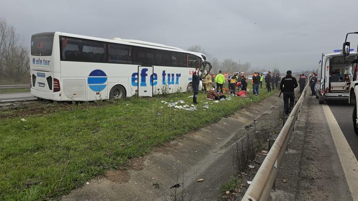Düzce'de yolcu otobüsü, TIR'a ve bariyerlere çarptı; 17 yaralı