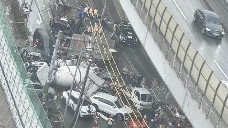 Güney Kore'de zincirleme trafik kazasına 13 araç karıştı